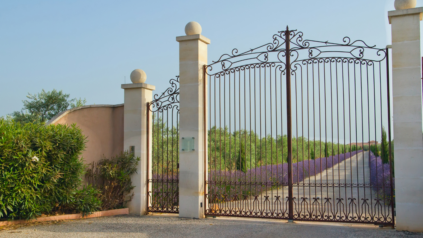 Read more about the article Top 5 Reasons Custom Iron & Steel Gates Are Essential for Your Property